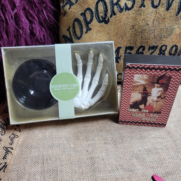 NWT lot of 2 Halloween decorations ceramic skeleton hand that holds a bow - Picture 9 of 10